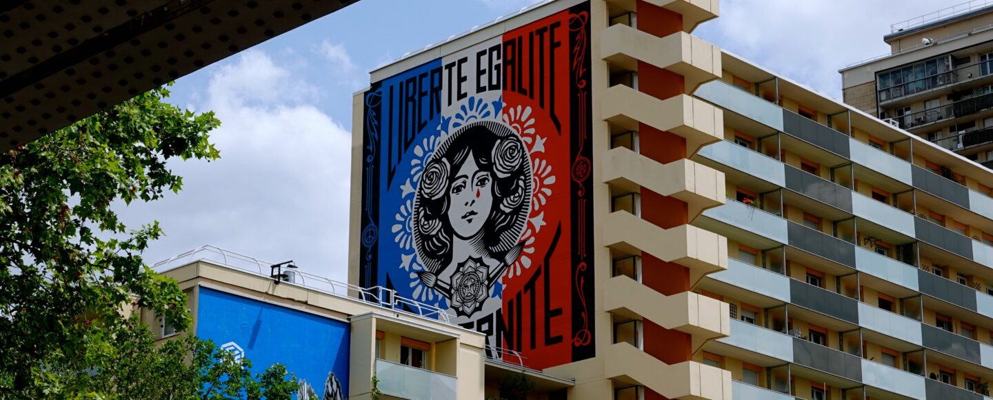 Monumentales Wandgemälde "Liberté, Égalité, Fraternité" von Shepard Fairey (Obey) mit Marianne im 13. Arrondissement Paris