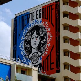 Monumentales Wandgemälde "Liberté, Égalité, Fraternité" von Shepard Fairey (Obey) mit Marianne im 13. Arrondissement Paris