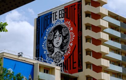 Monumentales Wandgemälde "Liberté, Égalité, Fraternité" von Shepard Fairey (Obey) mit Marianne im 13. Arrondissement Paris