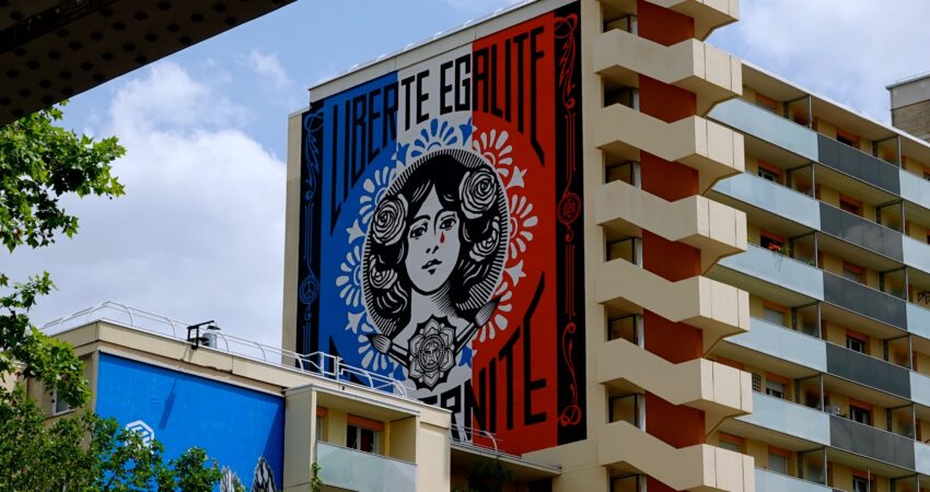 Monumentales Wandgemälde "Liberté, Égalité, Fraternité" von Shepard Fairey (Obey) mit Marianne im 13. Arrondissement Paris