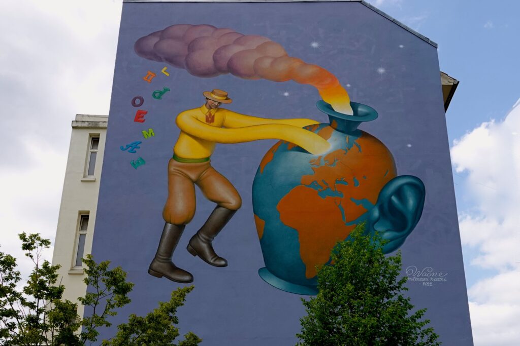 Surrealistisches Wandgemälde von Waone (Interesni Kazki) mit Junge, Erdglobus und symbolischer Darstellung zum Ukraine-Krieg in Paris 13