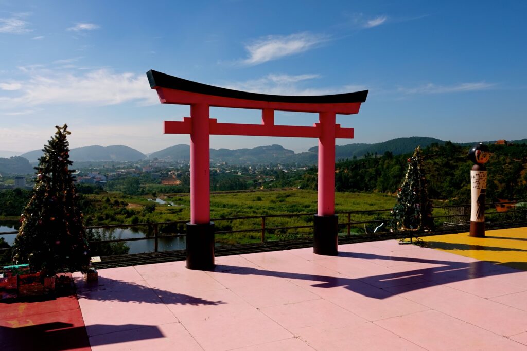 Traditionelles japanisches Torii-Tor im Mê Linh Coffee Garden mit Bergpanorama bei Đà Lạt