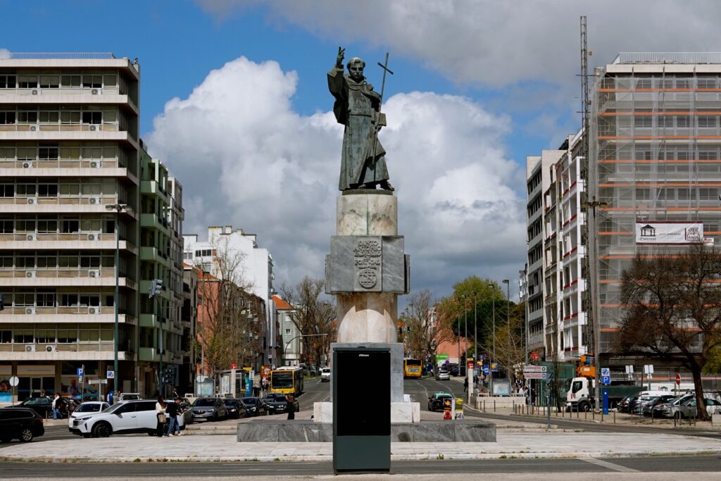 Praça de Alvalade mit Santo-António-Monument im Stadtviertel Alvalade in Lissabon