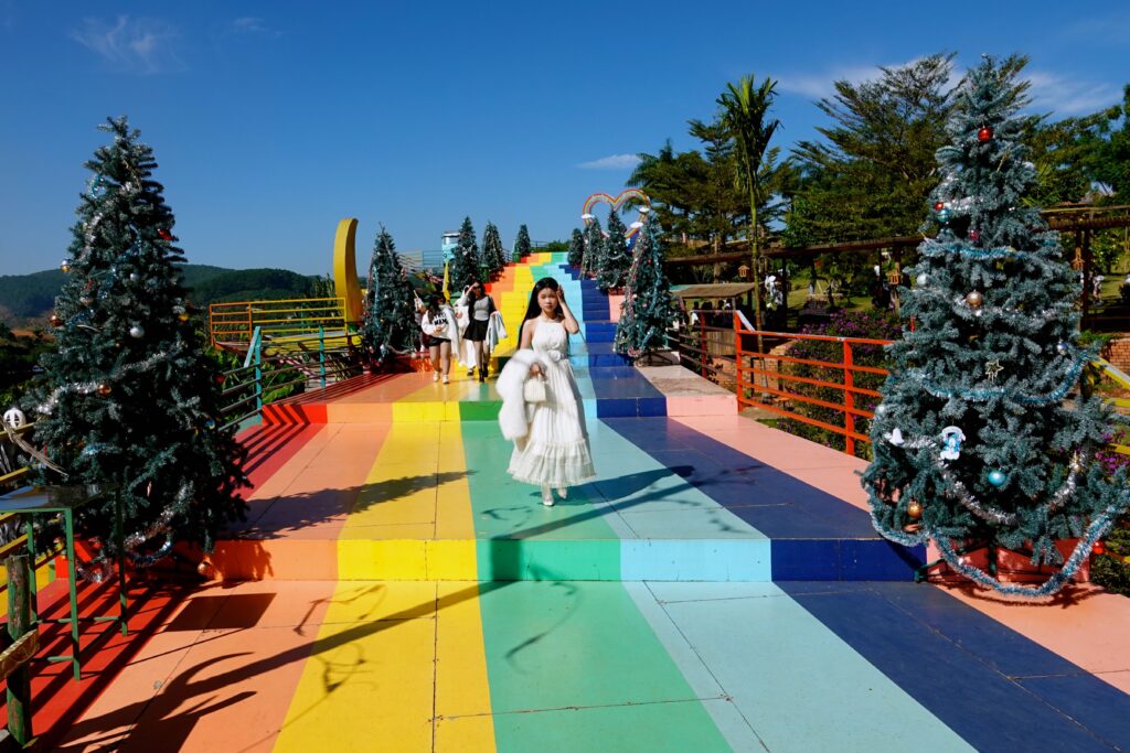 Bunte Regenbogentreppe im Mê Linh Coffee Garden als Instagram-Fotomotiv bei Đà Lạt