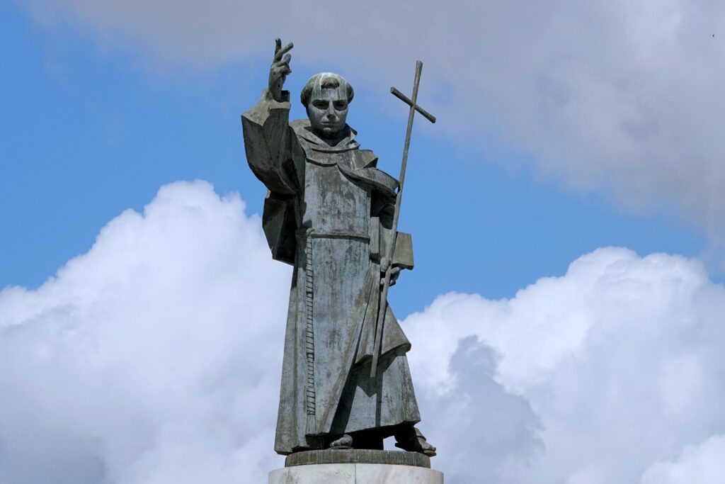 Santo-António-Statue in Bronze auf der Praça de Alvalade in Lissabon